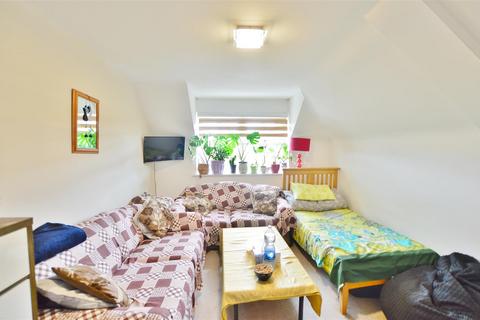 2 bedroom flat for sale, Rutland Avenue, Slough