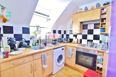 2 bedroom flat for sale, Rutland Avenue, Slough