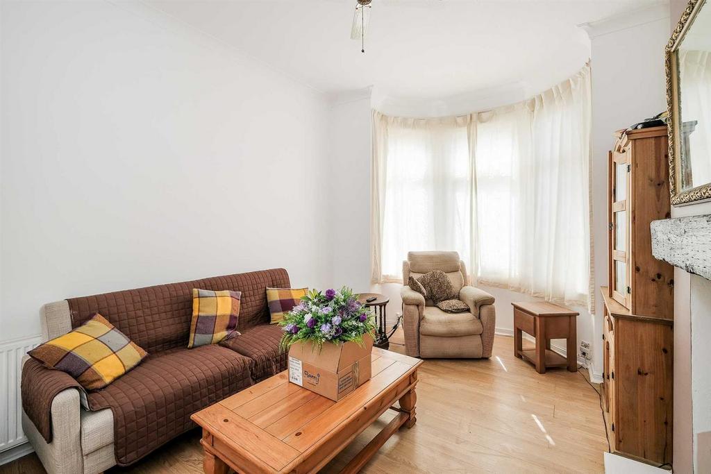 Wellesley Road, Ilford 1 bed flat for sale £250,000