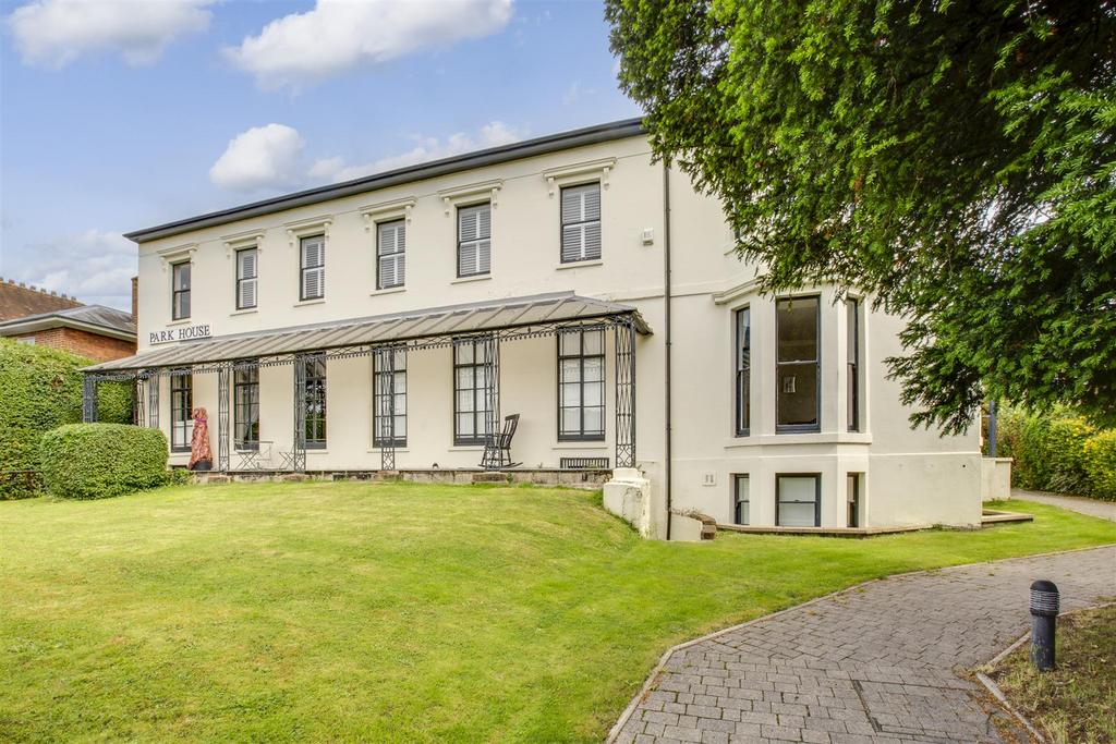 2 Park House, London Road, HP11 1 WQ-6.jpg