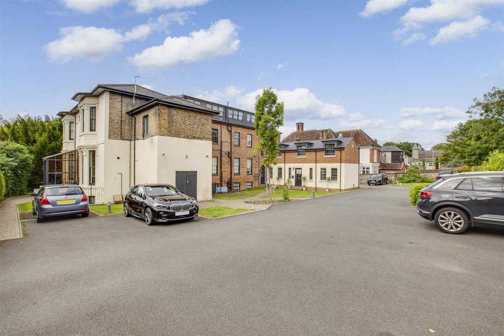2 Park House, London Road, HP11 1 WQ-3.jpg