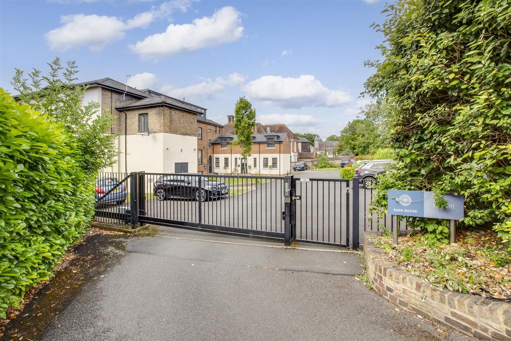2 Park House, London Road, HP11 1 WQ-4.jpg