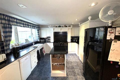 4 bedroom semi-detached house for sale, Gravel Road, Bromley