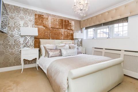 4 bedroom semi-detached house for sale, Durnell Way, Loughton