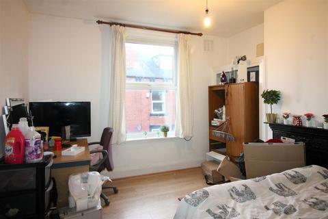 3 bedroom house to rent, William Street, Hyde Park, Leeds
