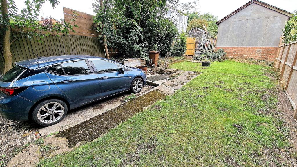 REAR GARDEN 2.jpg