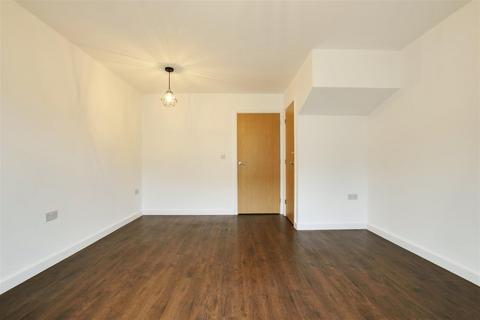 2 bedroom house to rent, Aldermere Avenue, Cheshunt