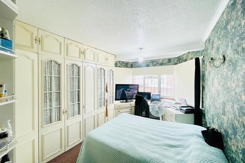 3 bedroom house for sale, Westview Drive, Woodford Green IG8