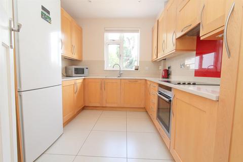 24 Princes Avenue, Carshalton, SM5 4NZ