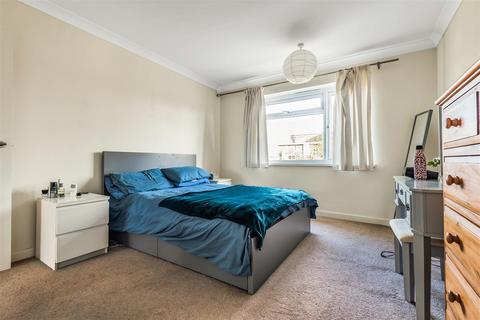 2 bedroom apartment for sale, St. Andrews Square, Surbiton