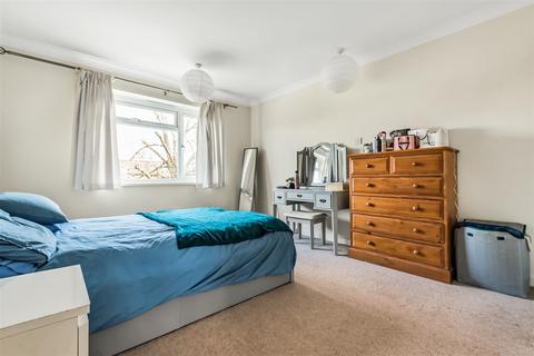 2 bedroom apartment for sale, St. Andrews Square, Surbiton