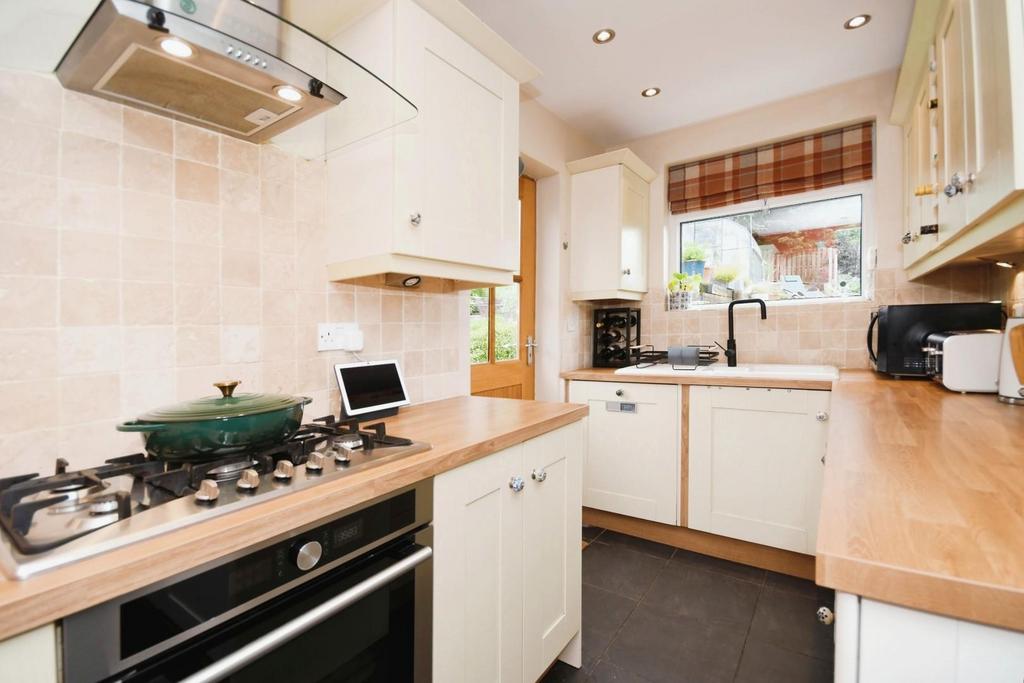 KITCHEN 02.jpg