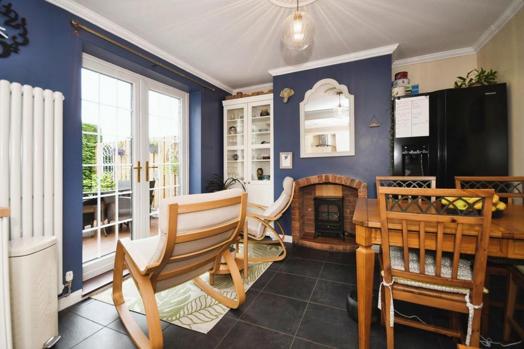 DINING ROOM.jpg