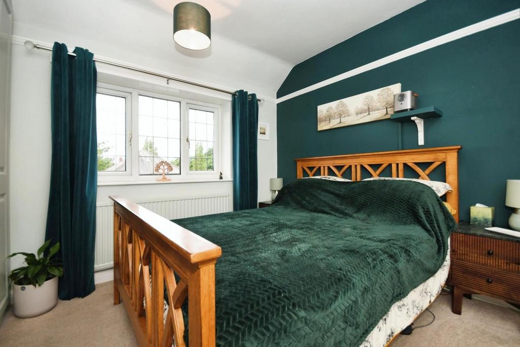 BEDROOM 1 02.jpg