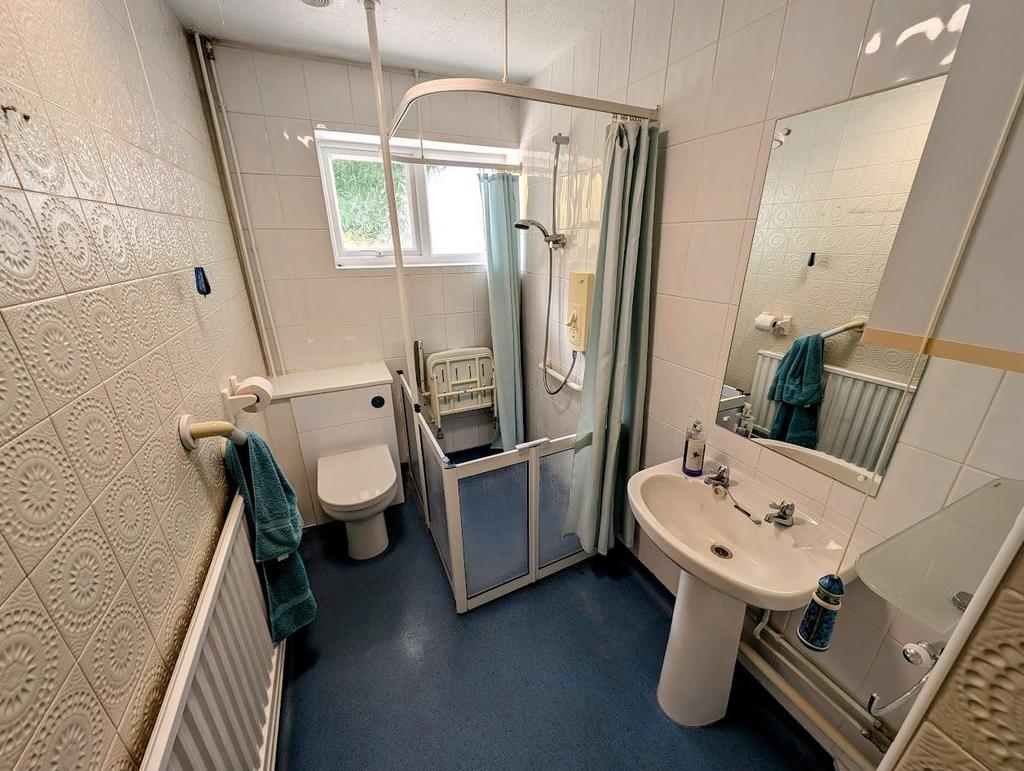 53 Kenilworth wetroom.jpg