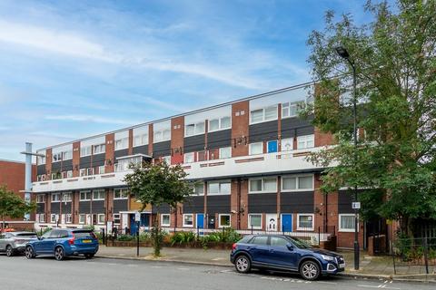 2 bedroom maisonette for sale, Evering Road, London, N16