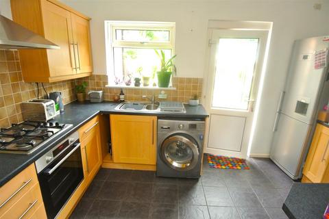 3 bedroom terraced house to rent, Greenlands Road, Weybridge KT13