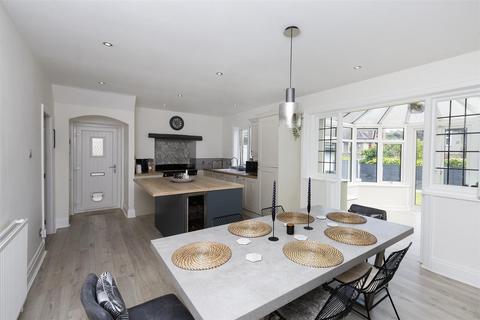 25 Broadgate, Huddersfield, HD5 8HR