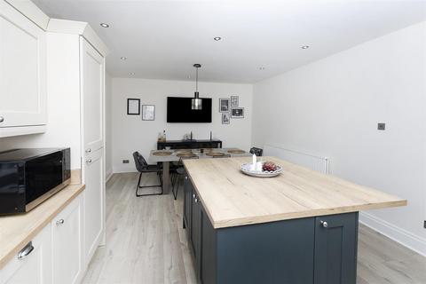 25 Broadgate, Huddersfield, HD5 8HR