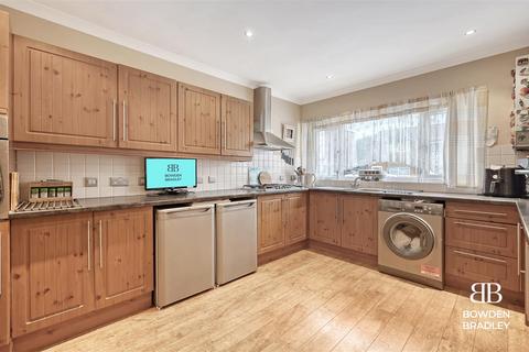 3 bedroom terraced house for sale, Robinia Close, Hainault