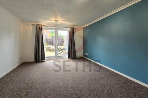 2 bedroom terraced house to rent, Benskins Oval, Leicester LE4