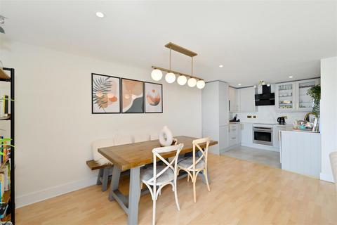 2 bedroom apartment to rent, Apollo Building, Newton Place, Isle of Dogs, E14