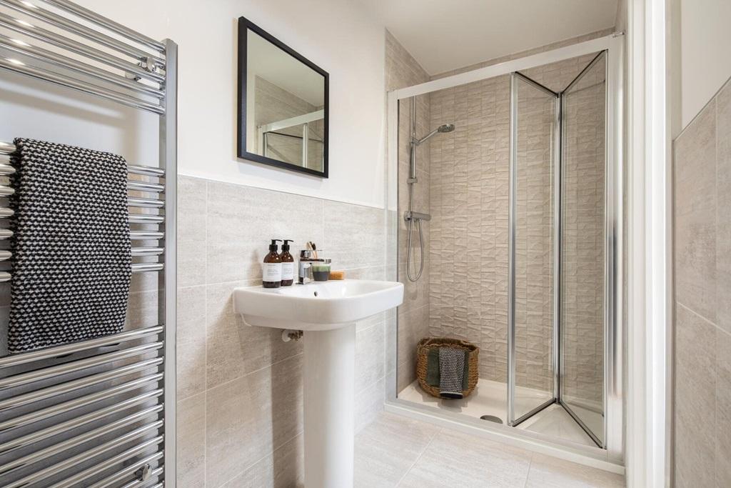 The main bedroom boasts an en suite shower room