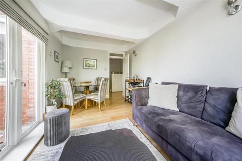 2 bedroom apartment for sale, Windsor Court,, 20 Frogmore,, London