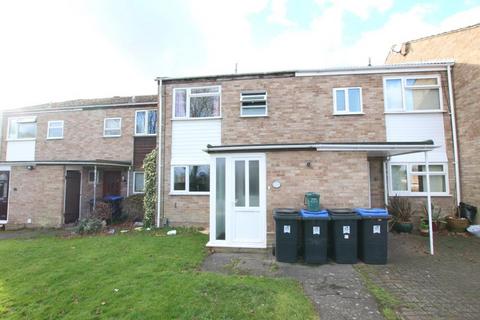 3 bedroom terraced house to rent, Mead Court, Woking GU21