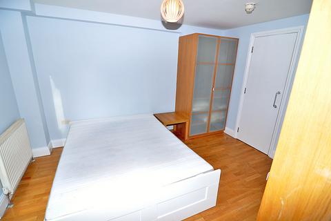 Studio to rent, Warbeck Road, Shepherds Bush, London W12