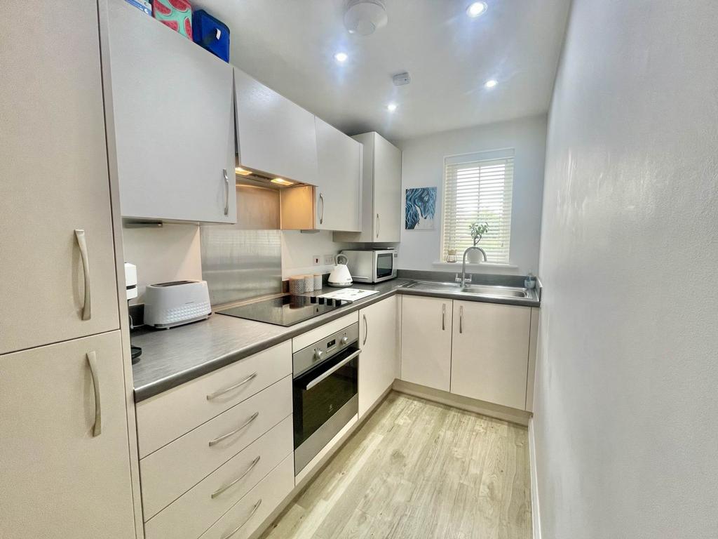 Scots Pine Way, Didcot 2 bed apartment to rent £1,250 pcm (£288 pw)