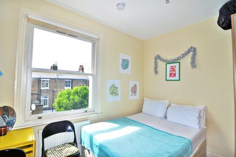 Studio to rent, Warbeck Road, Shepherds Bush, London W12