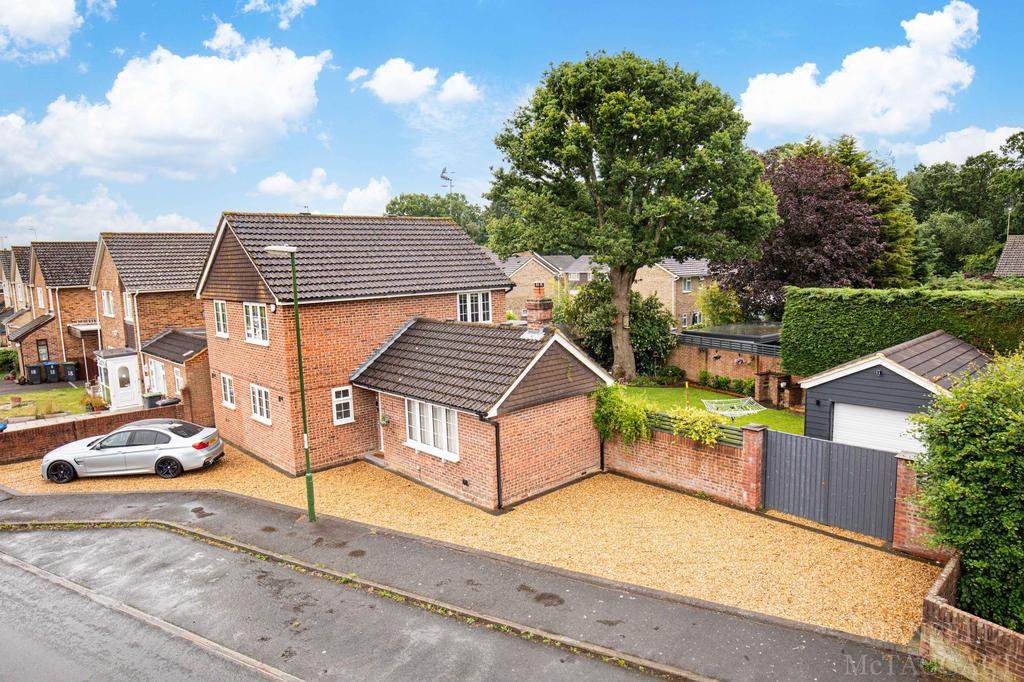 Westway, Crawley RH10 4 bed detached house for sale £675,000