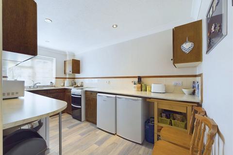 2 bedroom flat for sale, Walton Close, Worthing BN13