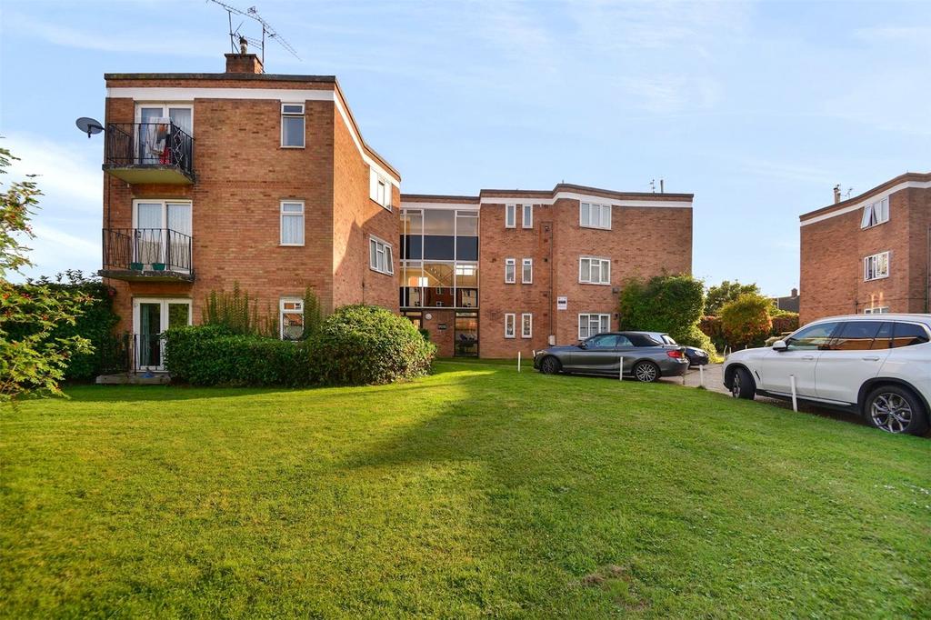 Avon Road, Upminster, Essex, RM14 3 bed apartment to rent £1,850 pcm