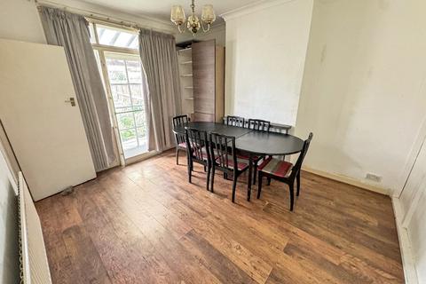 4 bedroom semi-detached house to rent, Hounslow TW5