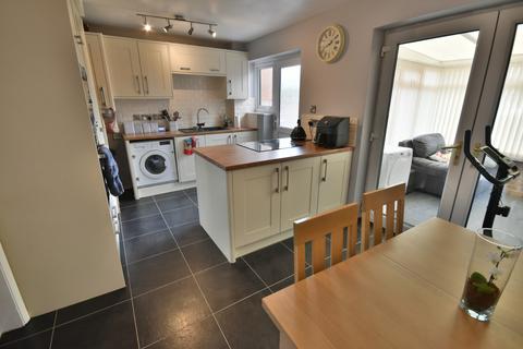 3 bedroom semi-detached house for sale, Ffordd Trefaldwyn, Wrexham, LL11