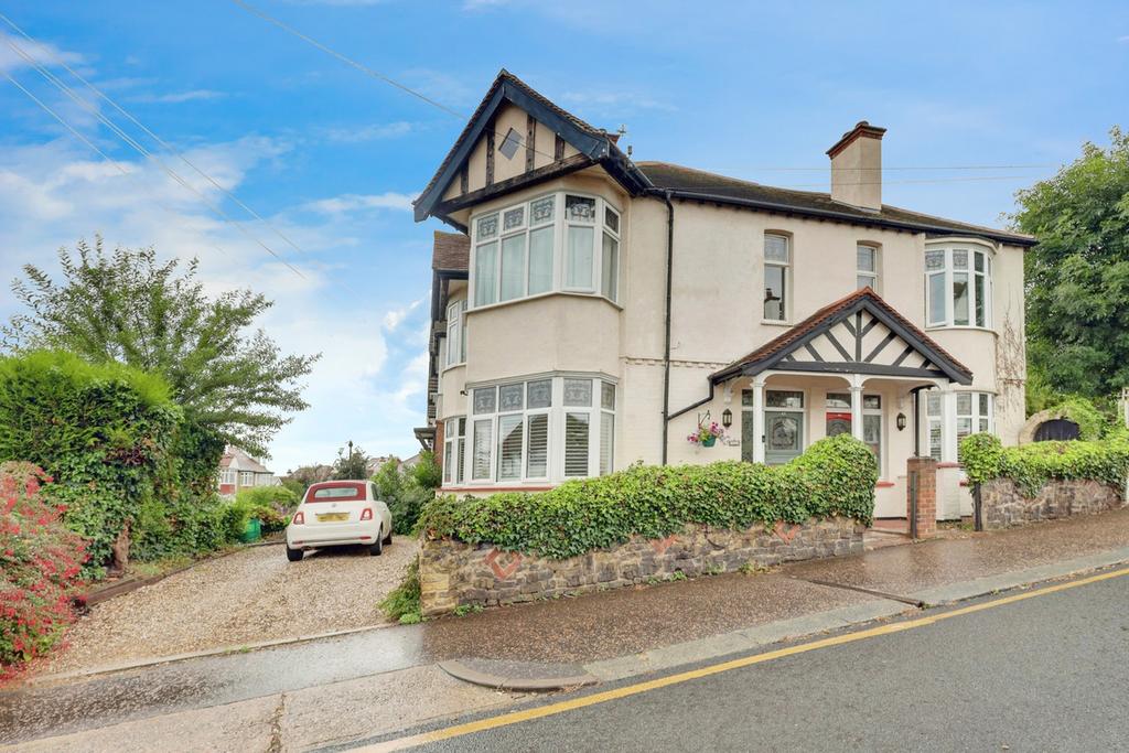 Hillside Crescent, Leighonsea, SS9 2 bed apartment for sale £400,000