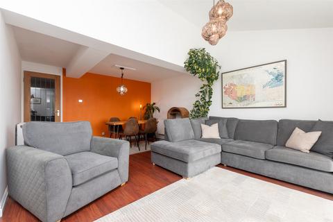 2 Ebbsfleet Walk, Northfleet, Gravesend, DA11 9EN