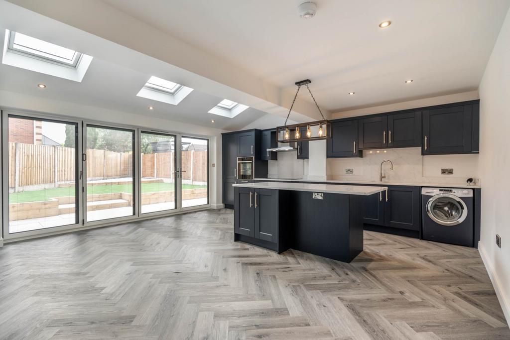 1 Norton Way, Morley, LS27 9TB 3 bed detached house £1,650 pcm (£381 pw)
