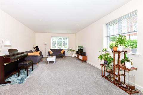 2 bedroom ground floor flat for sale, Kennedy Road, Horsham, West Sussex