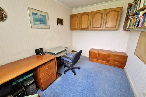 2 Lapwing Close, Porthcawl, CF36 3TY