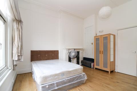 Studio to rent, Bedford Hill, London SW12