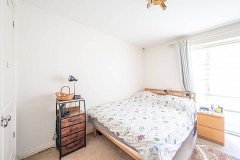 2 bedroom flat for sale, Yarlington Court, New Southgate, London, N11