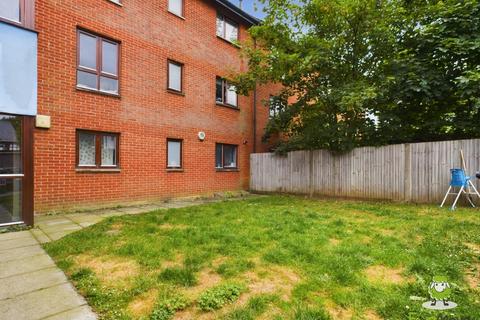 2 bedroom flat for sale, Forsythia Walk Oakridge Village, Basingstoke, Hampshire, RG21