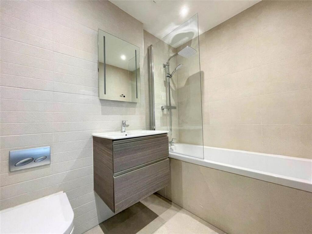 19 the montagu bathr