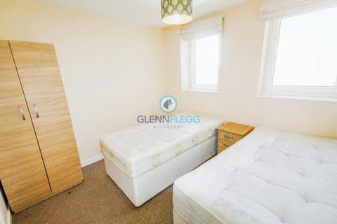 2 bedroom flat to rent, The Junction, Slough