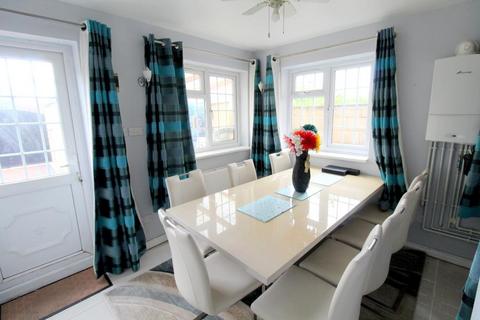 3 bedroom terraced house for sale, Gosling Road, Langley