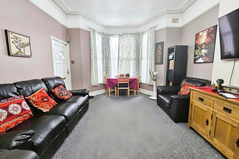 2 bedroom flat for sale, Norfolk Road, SEVEN KINGS, IG3