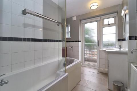 2 bedroom flat for sale, Woking,  Surrey,  GU22